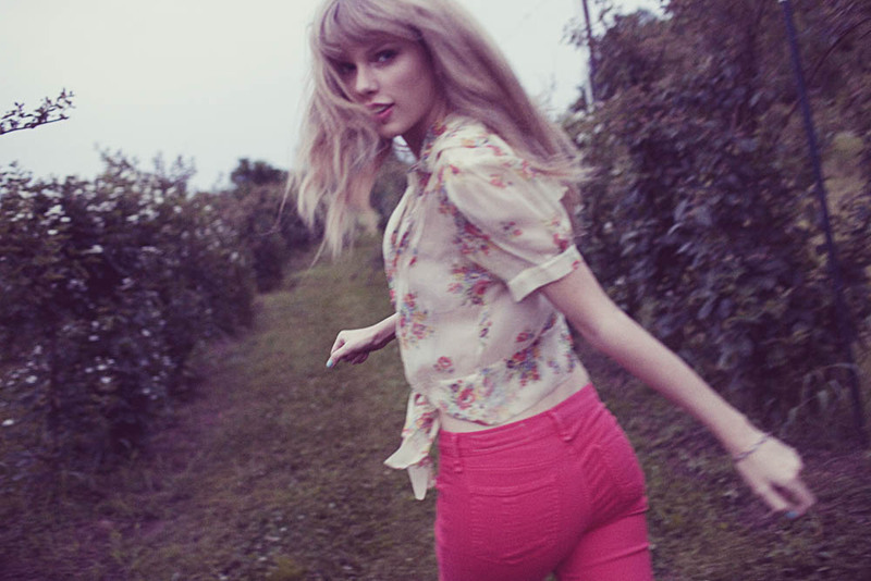 Taylor Swift Takes You Behind The Scenes Maxazinecom